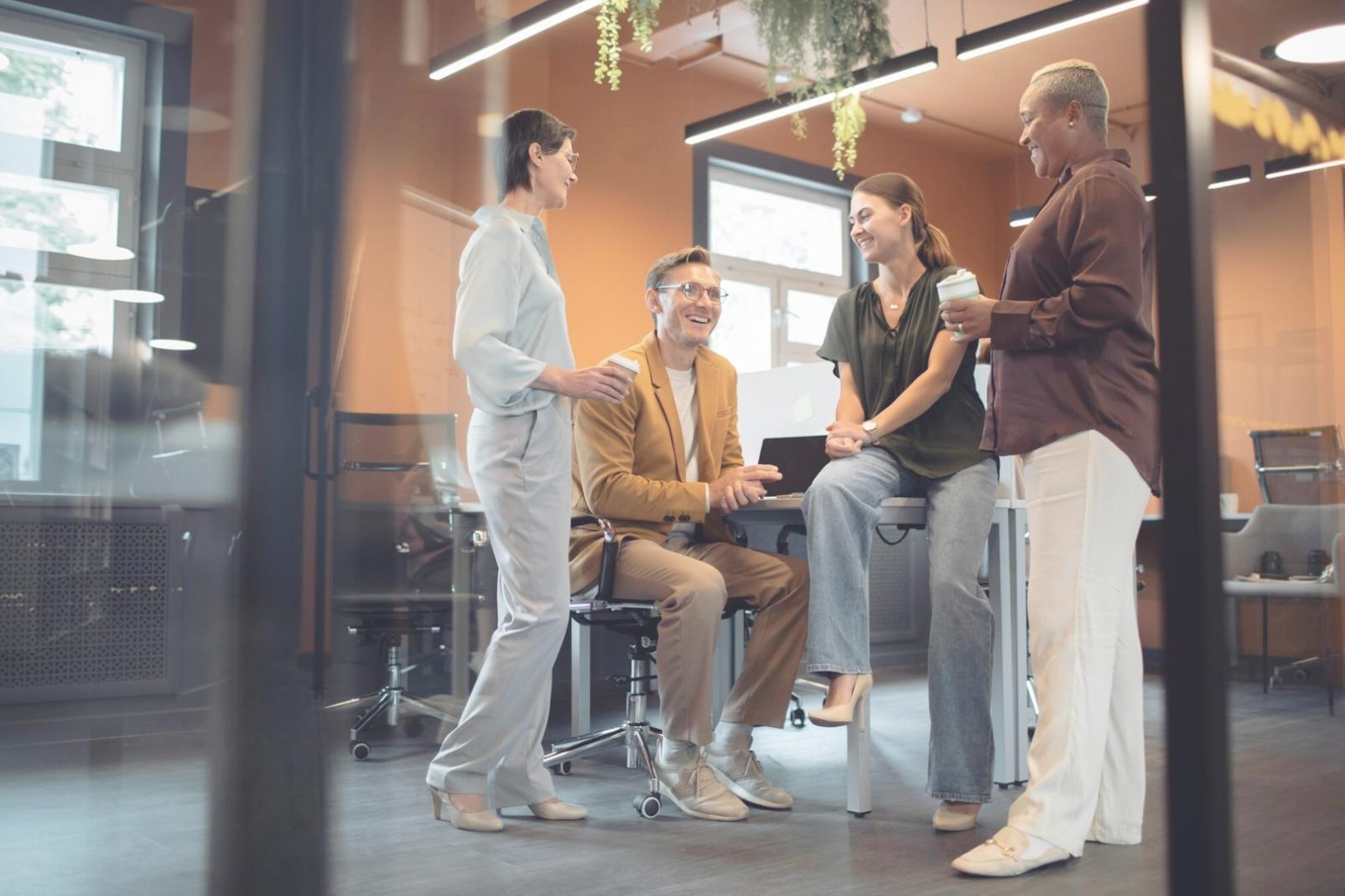 Gruppe von Lernenden bei der gemeinsamen Projektarbeit
